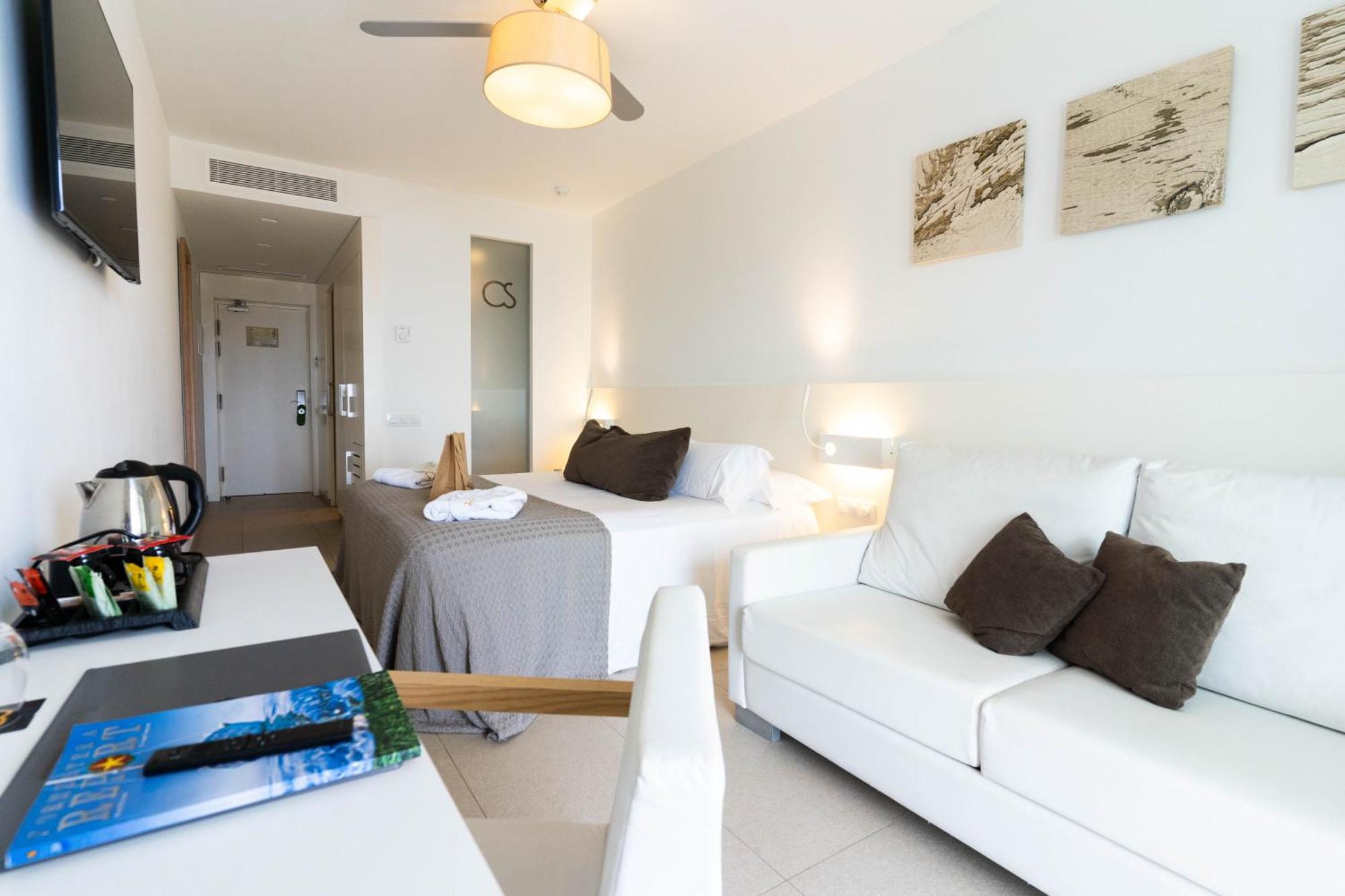 Hotel Cala Saona & Spa מראה חיצוני תמונה