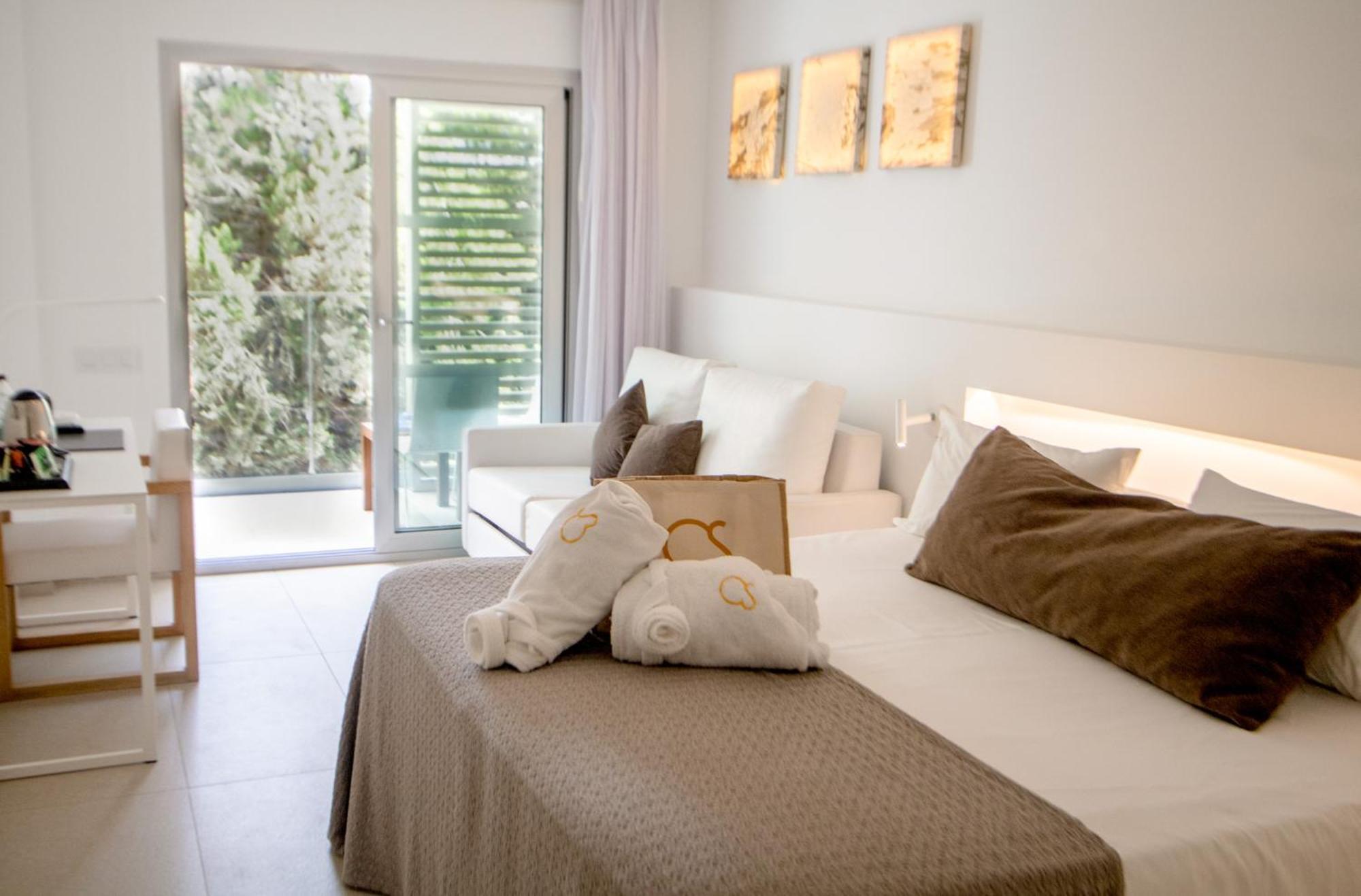 Hotel Cala Saona & Spa מראה חיצוני תמונה