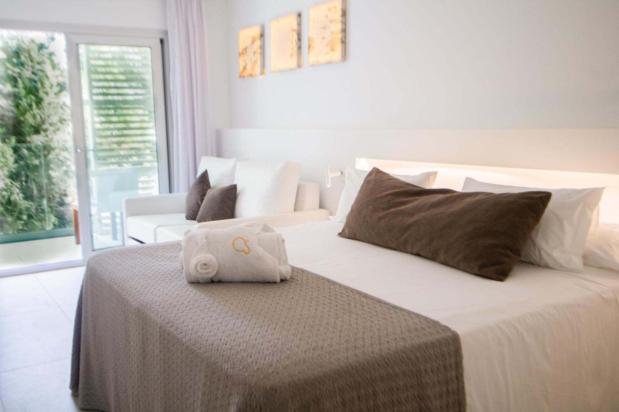 Hotel Cala Saona & Spa מראה חיצוני תמונה