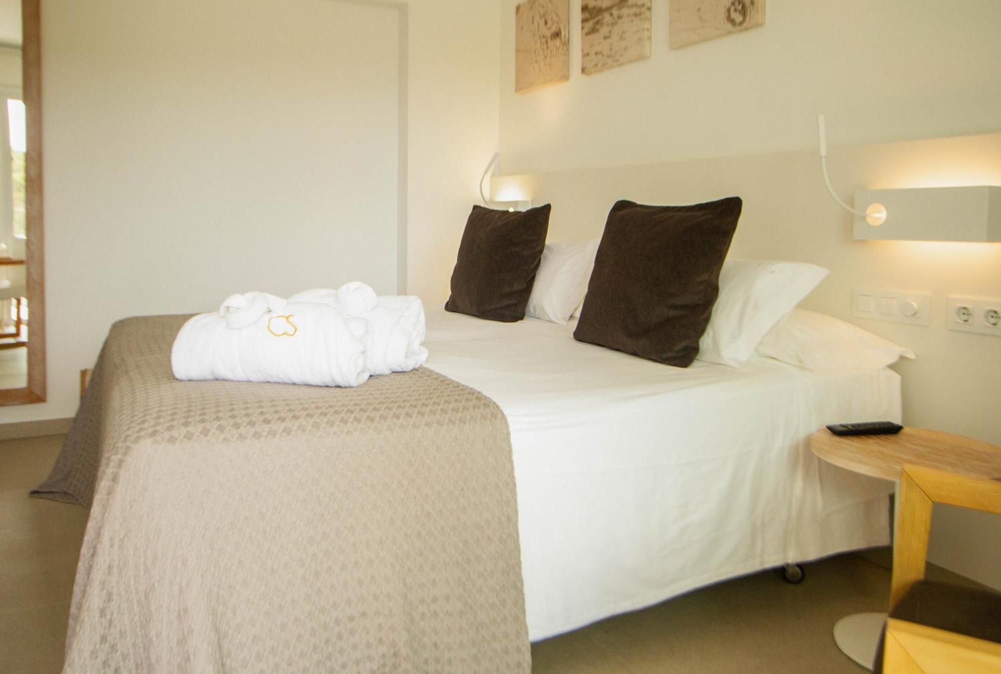 Hotel Cala Saona & Spa מראה חיצוני תמונה