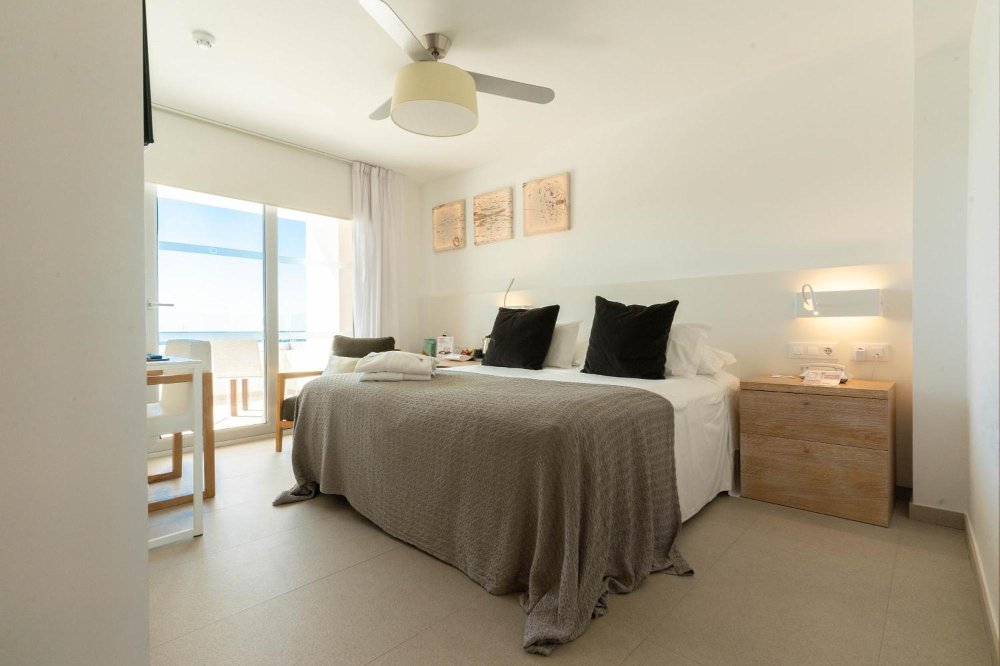 Hotel Cala Saona & Spa מראה חיצוני תמונה